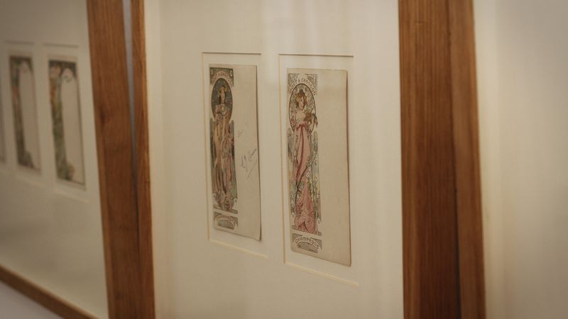 Kolekci 109 originálních pohlednic zapůjčil na zámek Dobříš sběratel a obdivovatel Muchovy tvorby Bedřich Gloss