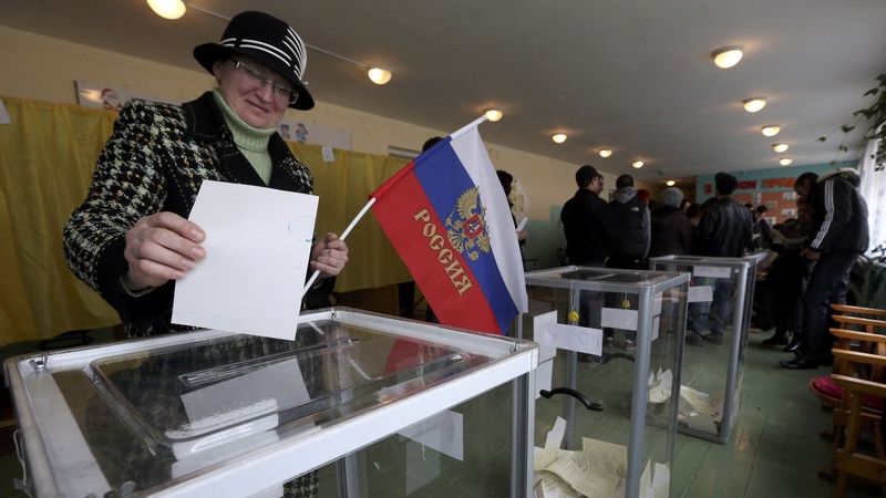 Žena hlasuje v referendu na Krymu