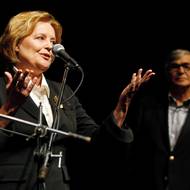 Magda Vášáryová před projekcí zrestaurované Markety Lazarové. V pozadí prezident MFF KV Jiří Bartoška (2011)