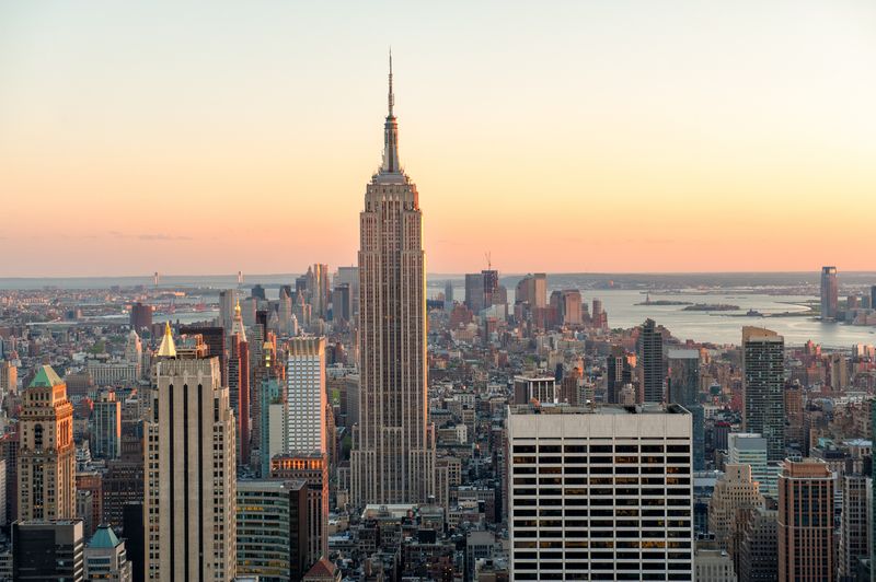 Nejkrásněšjí pohled na Žehličku je z Empire State Buildingu. A nejkrásnější pohled na tento mrakodrap je z Top of the Rock.