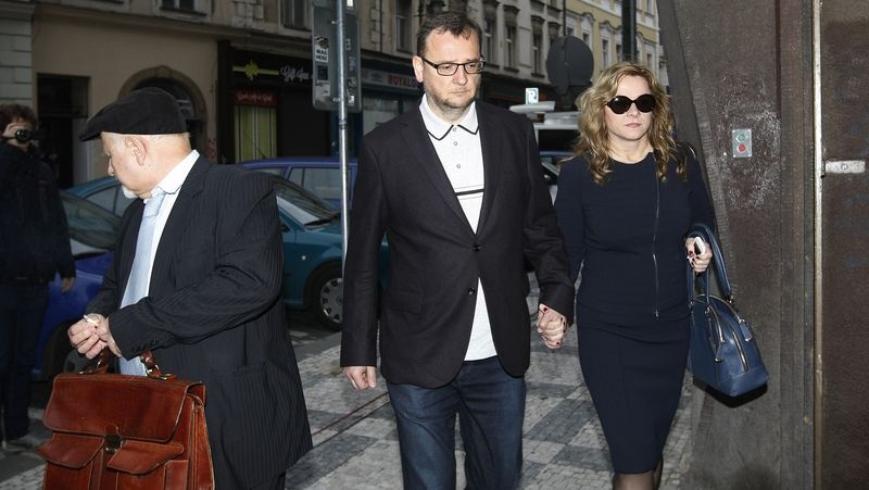 Jana Nagyová přichází s manželem Petrem Nečasem a advokátem Eduardem Brunou k výslechu na ÚOOZ v ulici Na Perštýně.