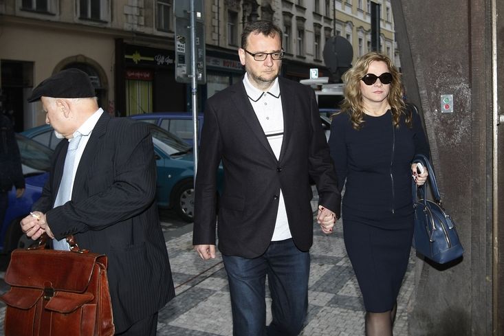 Jana Nagyová přichází s manželem Petrem Nečasem a advokátem Eduardem Brunou k výslechu na ÚOOZ v ulici Na Perštýně.