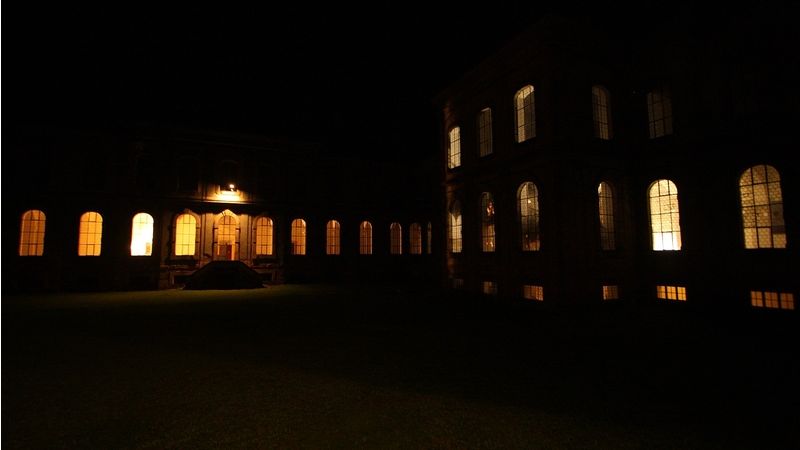 Klášter Plasy - nočně nasvícený konvent při pohledu z rajského dvora