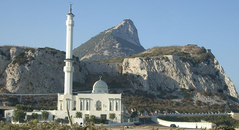 Kolem Gibraltaru je možné obdivovat pevnosti a mešity, které tu nechalu bývalí strážci skály.