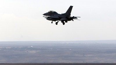 Turecký stíhací bombardér F-16 se vrací na základnu.