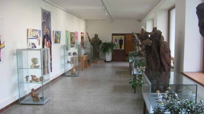 Pohled do lapidária v Dobrušce, kde je nová výstava nazvaná A+A   