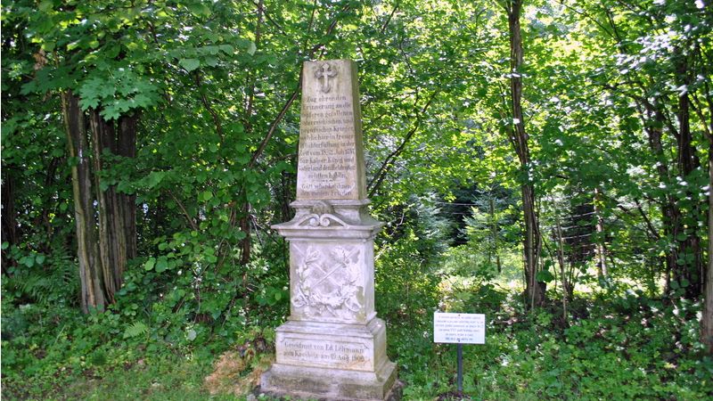 Pomník obětem 7leté války nechal v roce 1906 postavit bývalý důstojník Eduard Lehman z Chřibské.