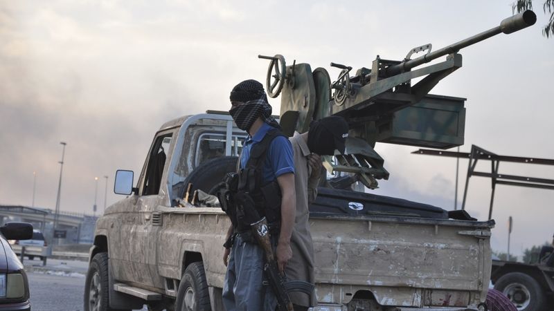 Bojovník Islámského státu v Iráku a v Levantě na kontrolním stanovišti v Mosulu 