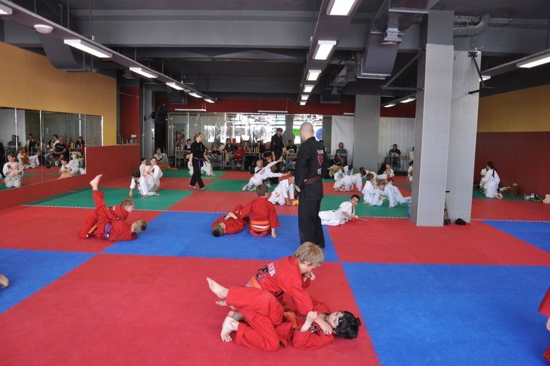 V bílých kimonech cvičí začátečníci, červené pak mají pokročilé děti
