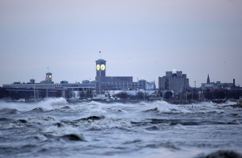 Vlny bičují pobřeží Milwaukee.