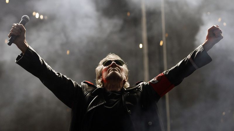 Roger Waters ve vítězném gestu