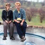 David Ondříček chce novinkou navázat na vztahové filmy, které ho proslavily. Patří k nim i Samotáři (2000). Na snímku z uvedeného filmu s hercem Jiřím Macháčkem je Labina Mitevska, zazářila v roli barmanky Vesny.