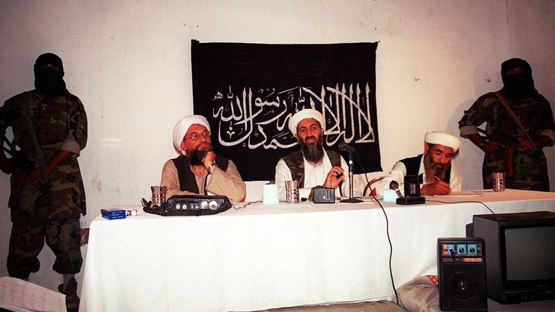 Usáma bin Ládin (vprostřed) s Ajmánem Zaváhrím (vlevo)
