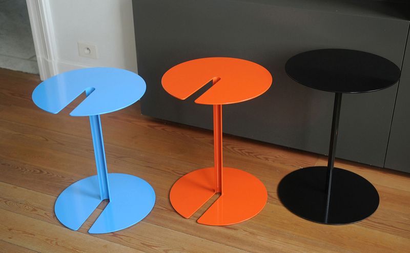 Předností trojice odkládacích stolků nazvané Three Side Tables je možnost jejich snadné stohovatelnosti. Autorem je designér z Belgie - Jan Goderis.