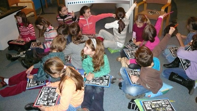 Děti při plnění úkolů ve filmové expozici na zlínském zámku