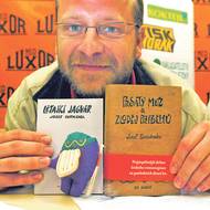 Jako už úspěšný mladý spisovatel se svými prvními knihami na snímku z června 2004.