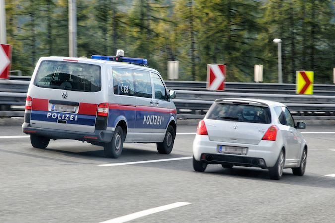 Rakouská policie zatkla dva Čechy s kradenými drahými věcmi. Jednoho po divoké honičce 