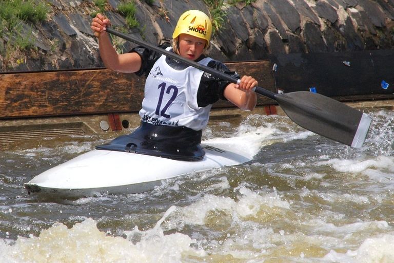 Letos patnáctiletá Anna Koblencová jezdí vodní slalom již sedm let. Svojí skvělou sobotní jízdou v kategorii C1 ženy si na své kánoi vyjela stříbro.
