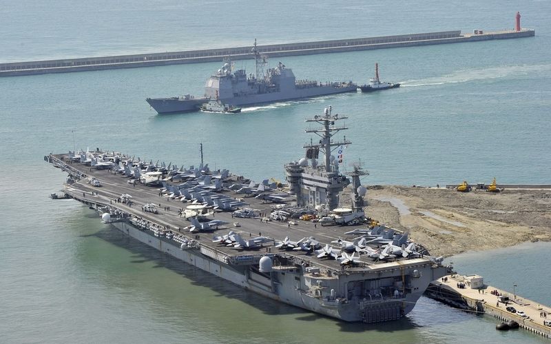 Letadlová loď USS Nimitz a raketový křižník USS Princenton 