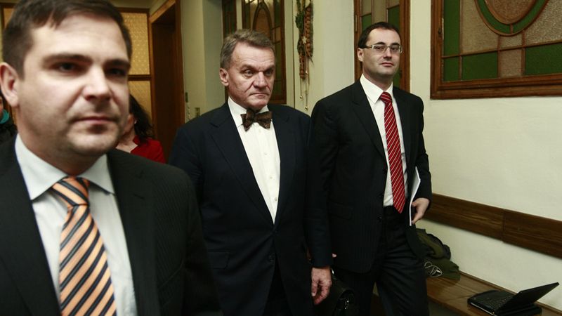 Zleva Karel Březina (ČSSD), Bohuslav Svoboda a Boris Šťastný (oba ODS)