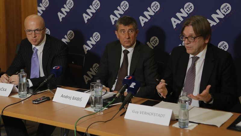 Předseda aliance evropských liberálů a demokratů (ALDE) Guy Verhofstadt s předsedou ANO Andrejem Babišem a lídrem hnutí do eurovoleb Pavlem Teličkou