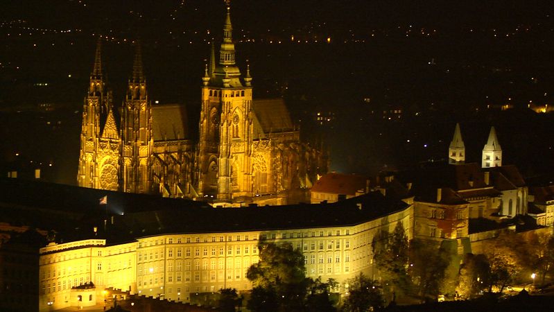 Pohled na noční Prahu z Petřínské rozhledny