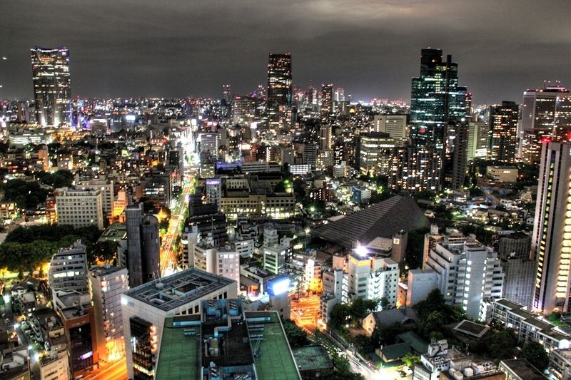 Noční Tokio vypadá úchvatně i bez výletu za gejšou.