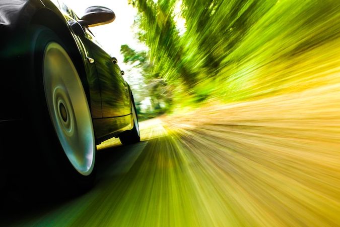 Zahlédli jste u Podivína šedý mercedes? Policie hledá svědky zběsilé jízdy řidičky