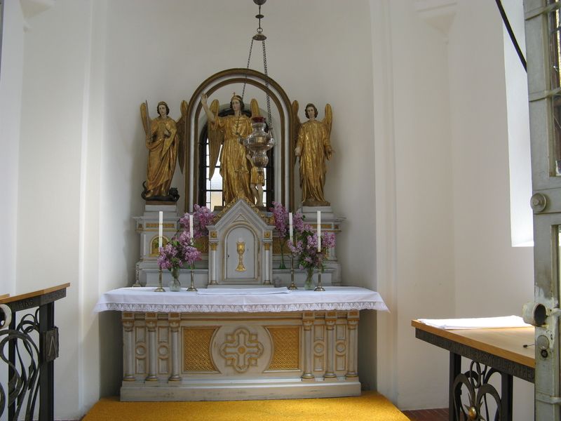 Oltář hlavní kaple - tři andělé (proto někdy bývá používáno kaple Andělů Strážných)