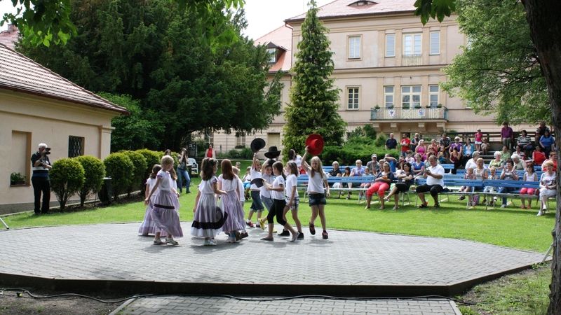 Taneční odpoledne v Třebívlicích - taneční skupina Tanečnic z družiby - ZŠ Třebívlice