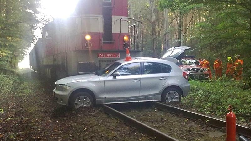 Střet manipulačního vlaku a BMW u obce Vrábče