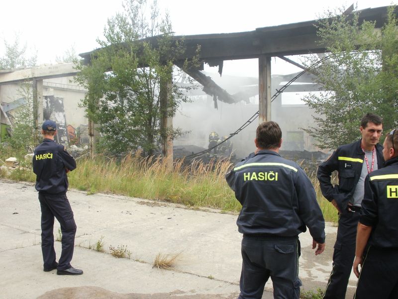 Hasiči na místě požáru z obce Dubné.
