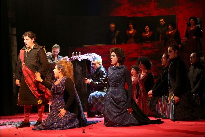 Scéna z Verdiho opery Macbeth, kterou ve Státní opeře v Banské Bystrici režíroval Peter Gábor.