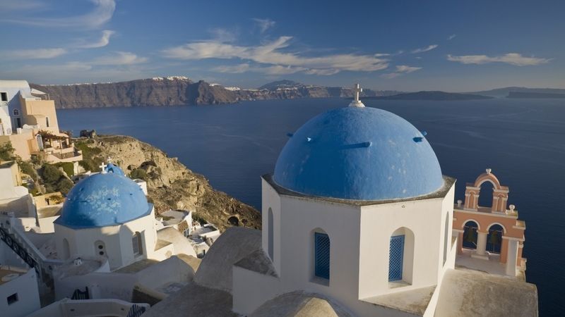 Typické modré kopule kostelů na ostrově Santorini.