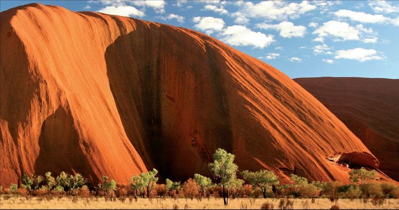Uluru je rudé srdce Austrálie, symbol, ke kterému by měl vyrazit každý turista.