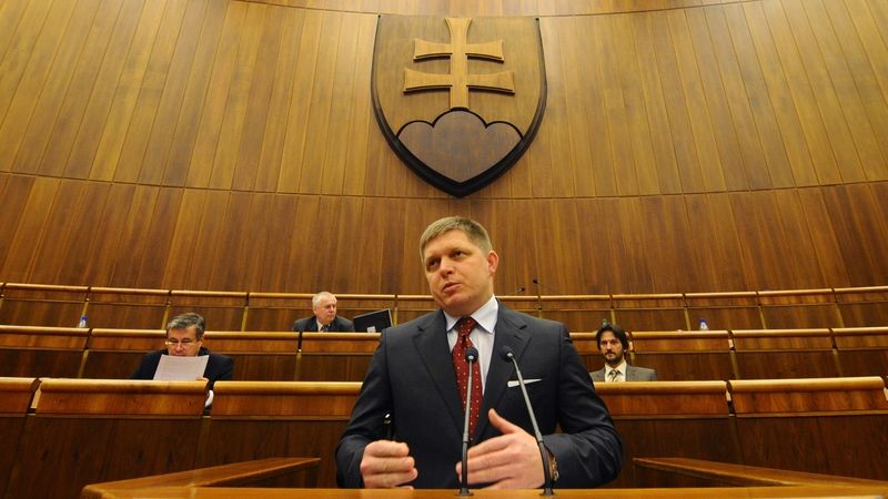 Premiér Robert Fico hovoří ve slovenském parlamentu.