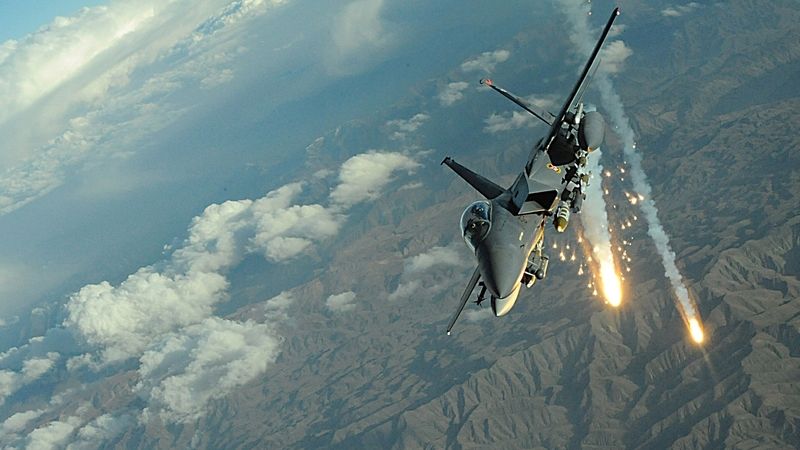 Americký F-15E vypaluje na Afghánistánem fléry