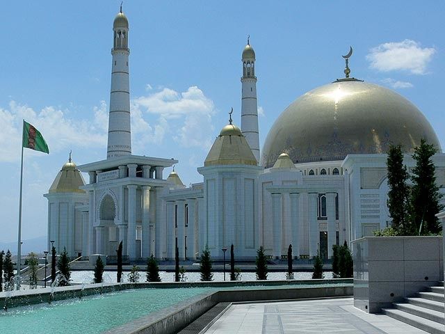 Kromě Brány do pekla stojí v Turkmenistánu rozhodně za vidění hlavní město Ašchabad.