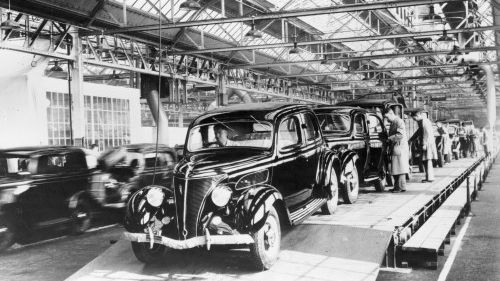 Ford V8 sjíždí z pásu v továrně v Dagenhamu.