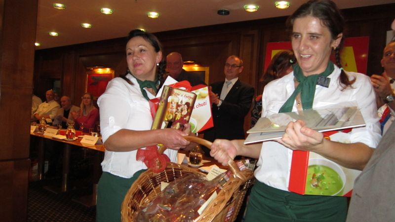 Jana Podaná a Vendula Lapatová z restaurace Lesní zátiší u Vejprnic na Plzeňsku vyhrály soutěž o nejlepší houbovou omáčku. 