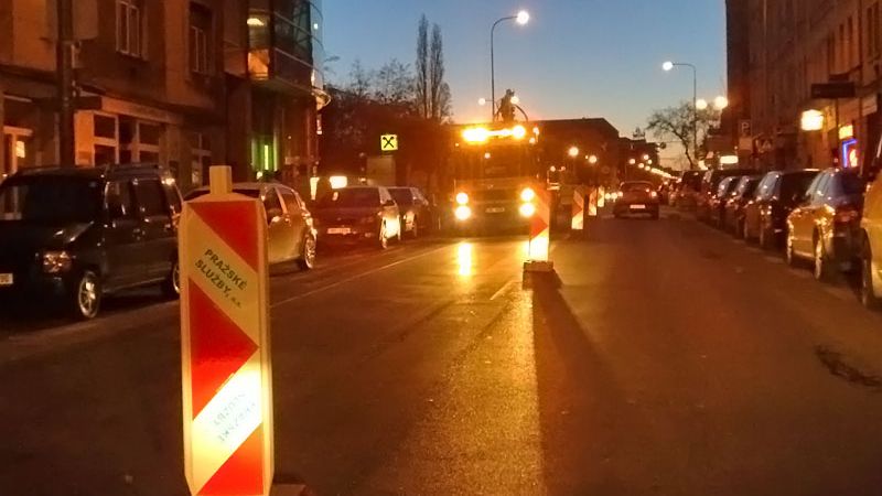 Silničáři uzavřeli ulici Koněvova a odtahují vozidla