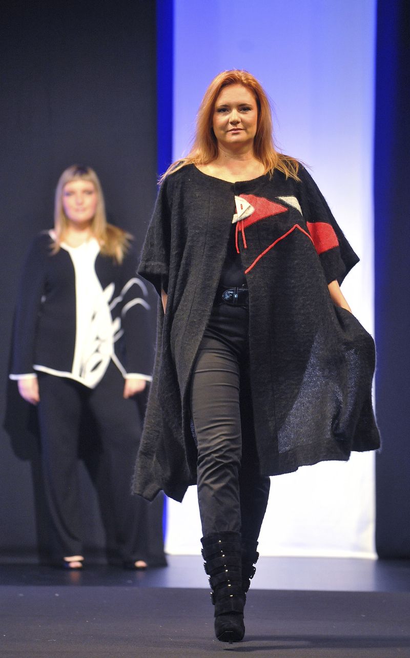 Na módní přehlídce kolekcí nadměrné módy Oversize show byly předvedeny modely Inter-Ria.