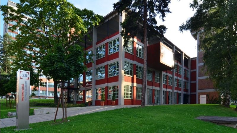 Krajská hospodářská komora Zlínského kraje sídlí ve 23. budově továrního areálu ve Zlíně.