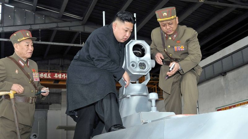 Severokorejský vůdce Kim Čong-un si prohlíží výzbroj jednotky 1501. Ilustrační foto