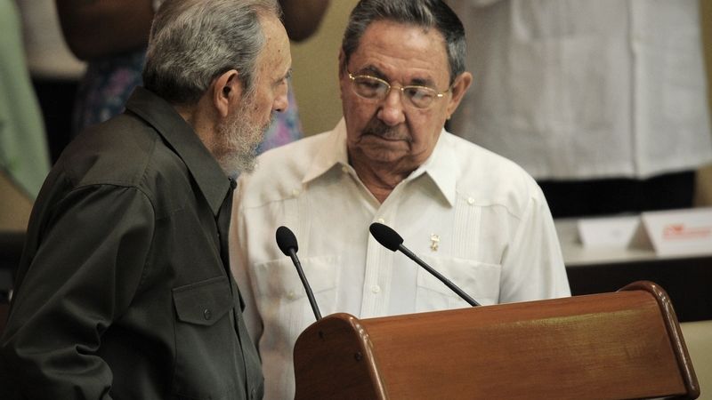 Raúl Castro a Fidel Castro v parlamentu 8. srpna 2010