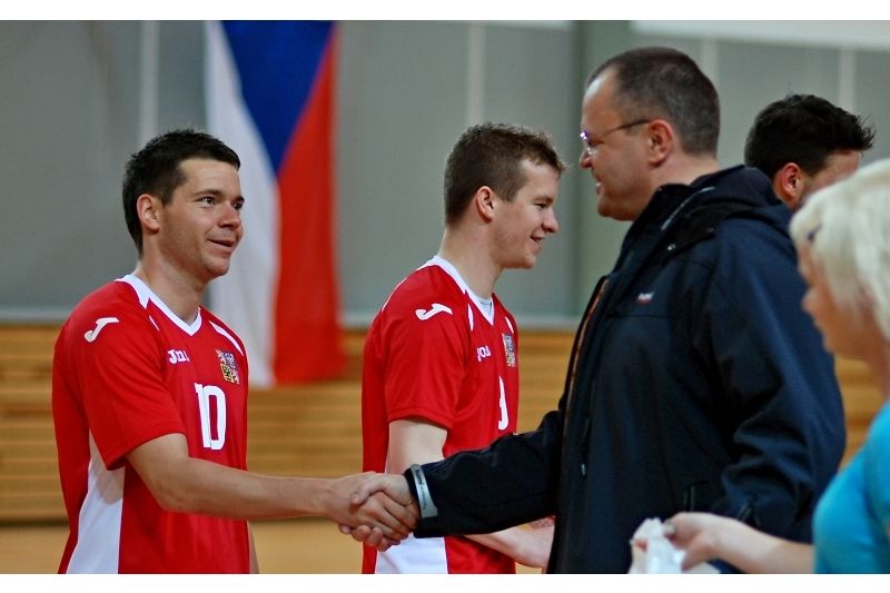 Přivítat národní tým přišel také starosta města Jiří Kulhánek. Na snímku si s ním podává ruku Michal Seidler. 