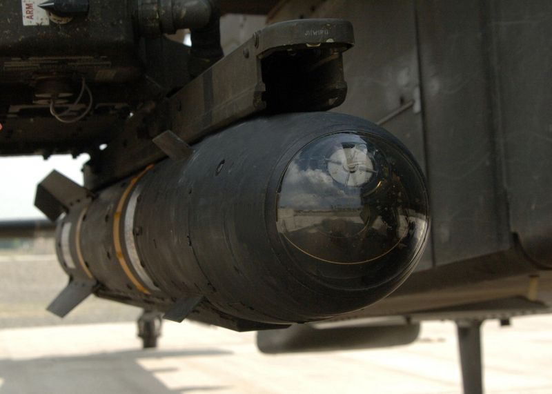 Raketa Hellfire podvěšená pod vrtulníkem Apache