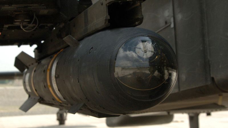 Raketa Hellfire podvěšená pod vrtulníkem Apache