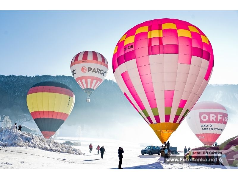 Start horkovzdušných balonů k přeletu pohoří Dachstein ve výšce kolem 4000m nad mořem během balonové fiesty v rakouském Gosau.