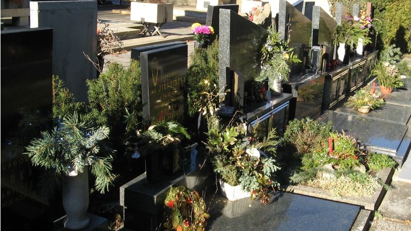 Na prostějovském hřbitově jsou hroby výsadkářů v jednom místě. Kamarádi spolu zůstali i po smrti.